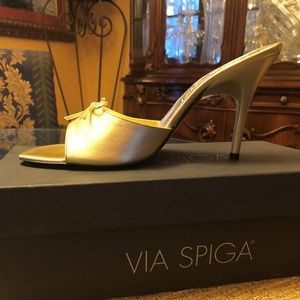 NIB VIA SPIGA GOLD LEATHER HEELS 9